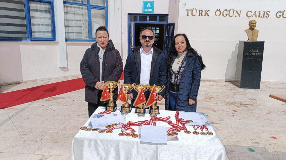 2023/2024 Eğitim Öğretim yılı Akıl Zeka turnuvalarımız tamamlanmış olup derece alan öğrencilerimiz kupa ve madalyalarını yapılan törenle birlikte Okul Müdürümüz Mehmet Selim SAVAŞ'ın elinden almışlardır. 